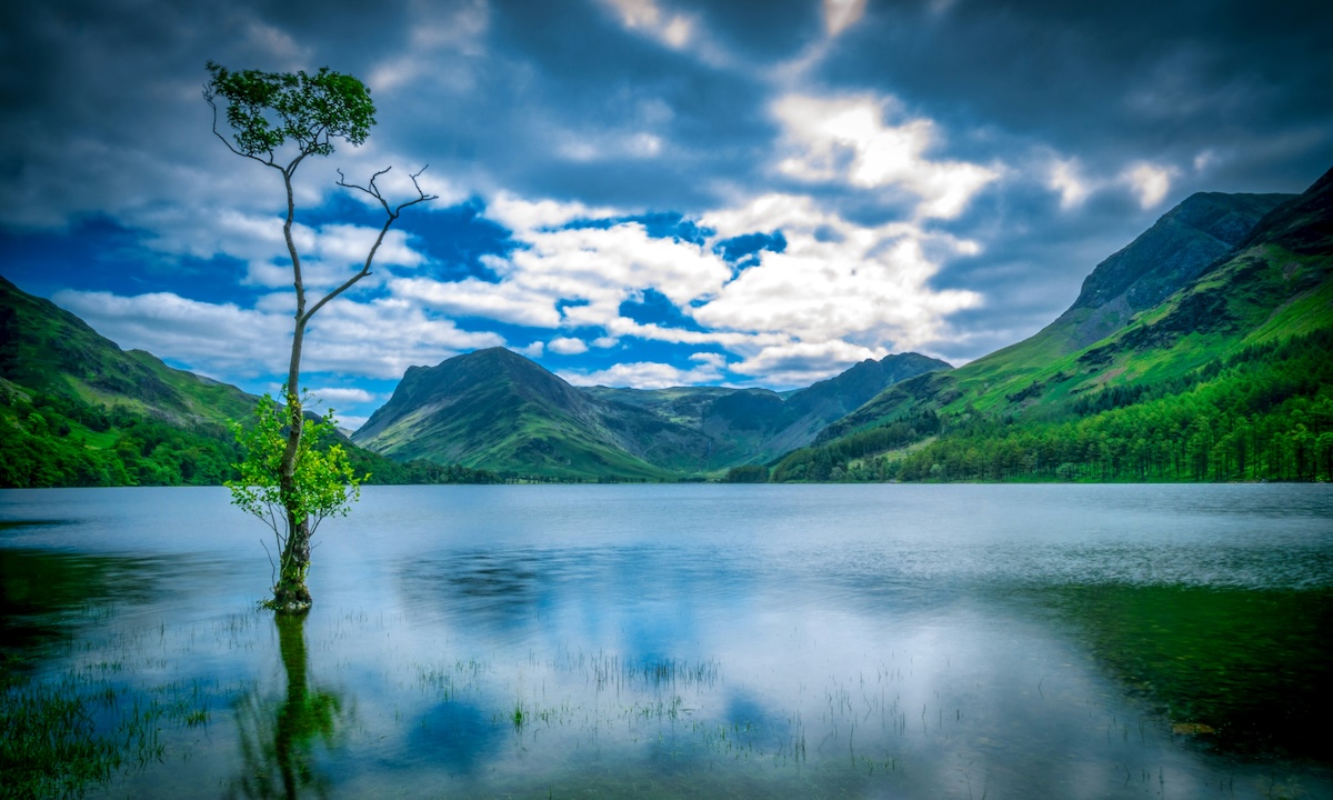 Paddleboarding lake district cumbria england buttermere 1