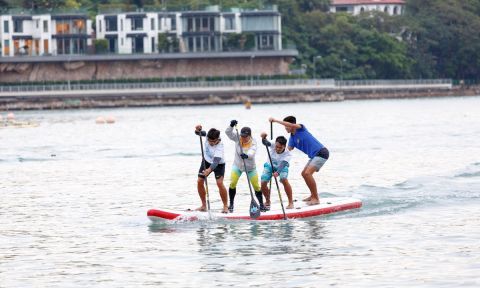 Team Hong Kong working hard in the race. | Photo: Red Paddle Co.