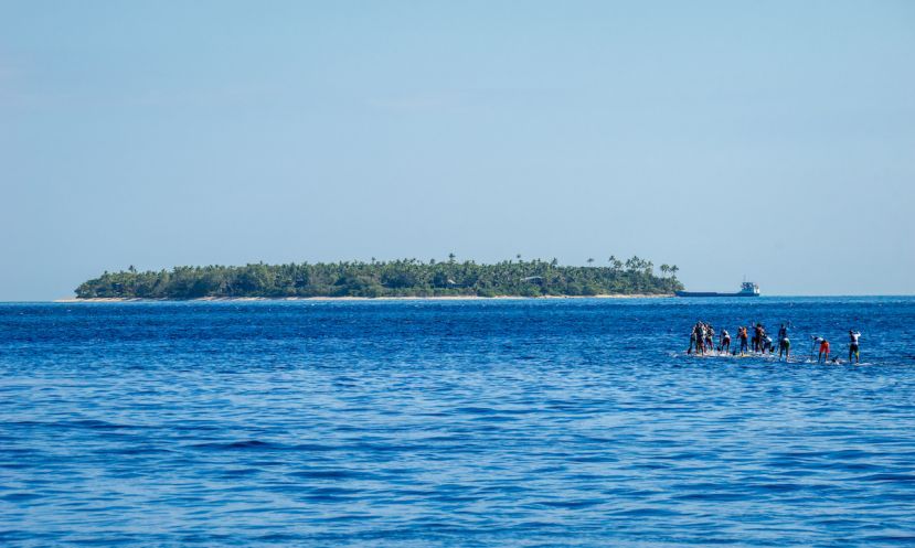 The Men’s SUP Paddleboard Distance Race takes off towards the second buoy at Tavarua. | Photo: ISA / Sean Evans