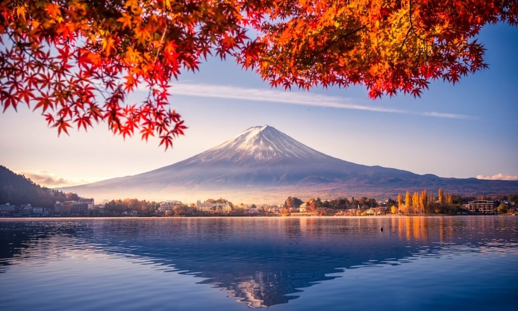 Colorful Autumn Season and Mountain Fuji with morning fog and red leaves at lake Kawaguchiko is one of the best places in Japan | Photo: Shutterstock