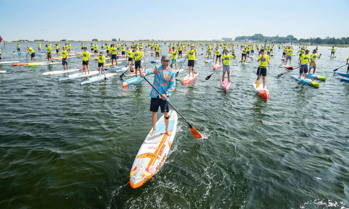 Hundreds gathered during Midsummer to paddle for charity. | Photo: Jakob Gjerluff Ager