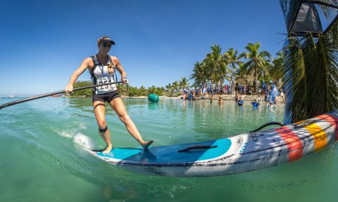 USA’s Candice Appleby triumphantly arrives at Musket Cove to claims her second consecutive Gold Medal in the Women’s SUP Distance Race. | Photo: ISA / Sean Evans