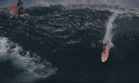 Nicole Pacelli Charges Peahi On A SUP