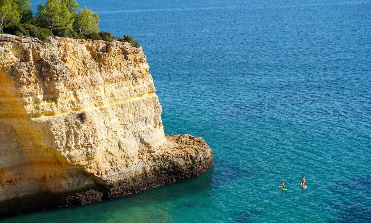 Paddling to the cave of Benagil. | Photo: Shutterstock