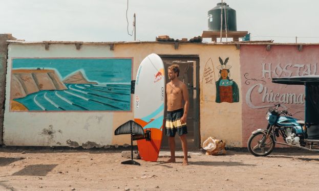 Casper Steinfath with his foil in the desert of Chicama, Peru. | Photo: Nicklas Kold Nagel